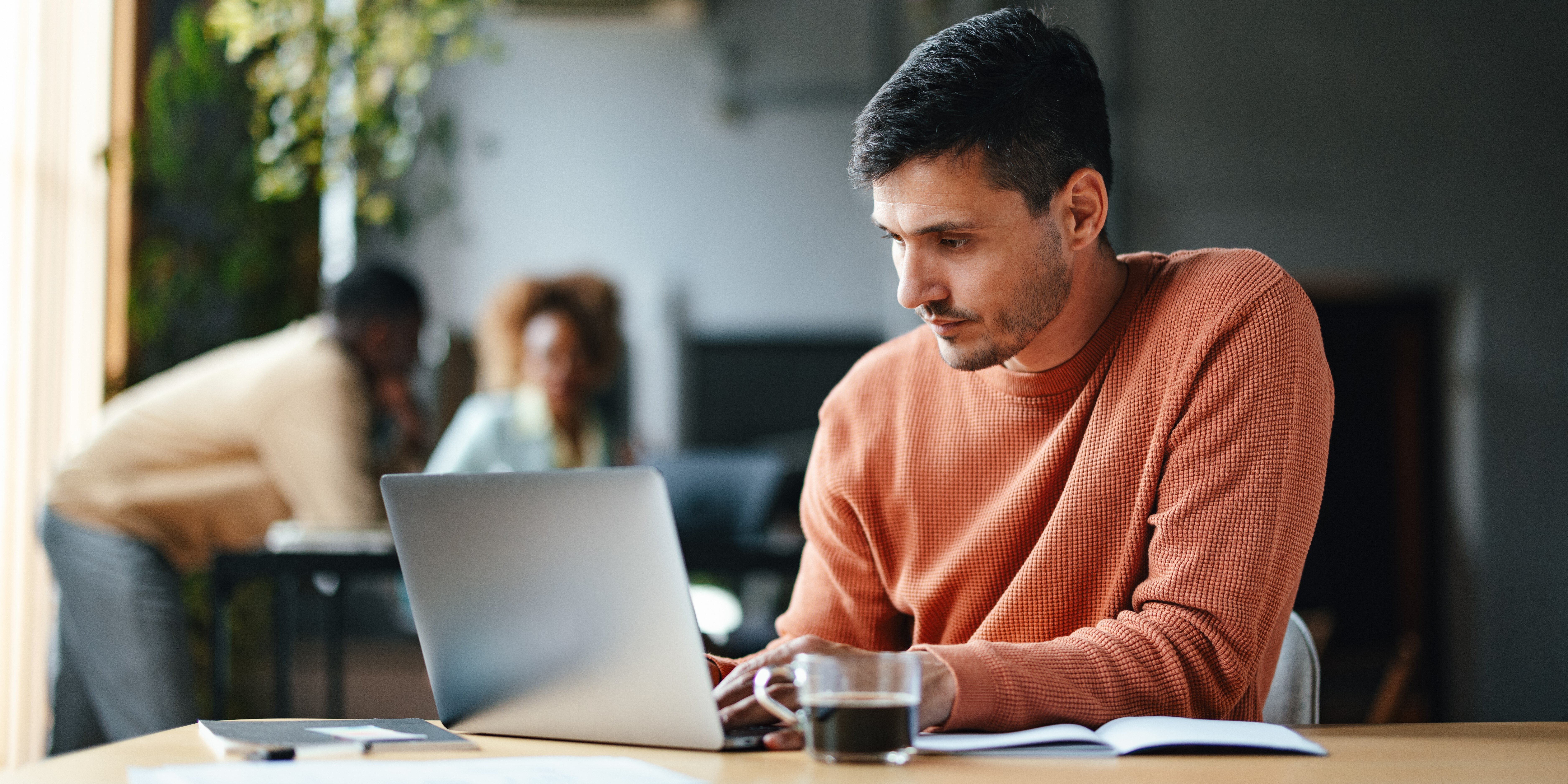 Ein fokussierter Geschäftsmann, der an seinem Computer arbeitet